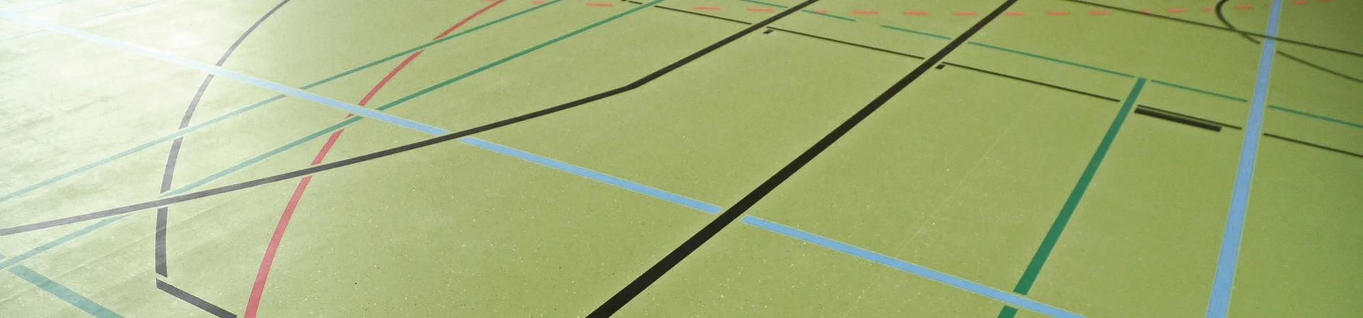 Hallenboden einer Sporthalle mit Spielfeldlinien