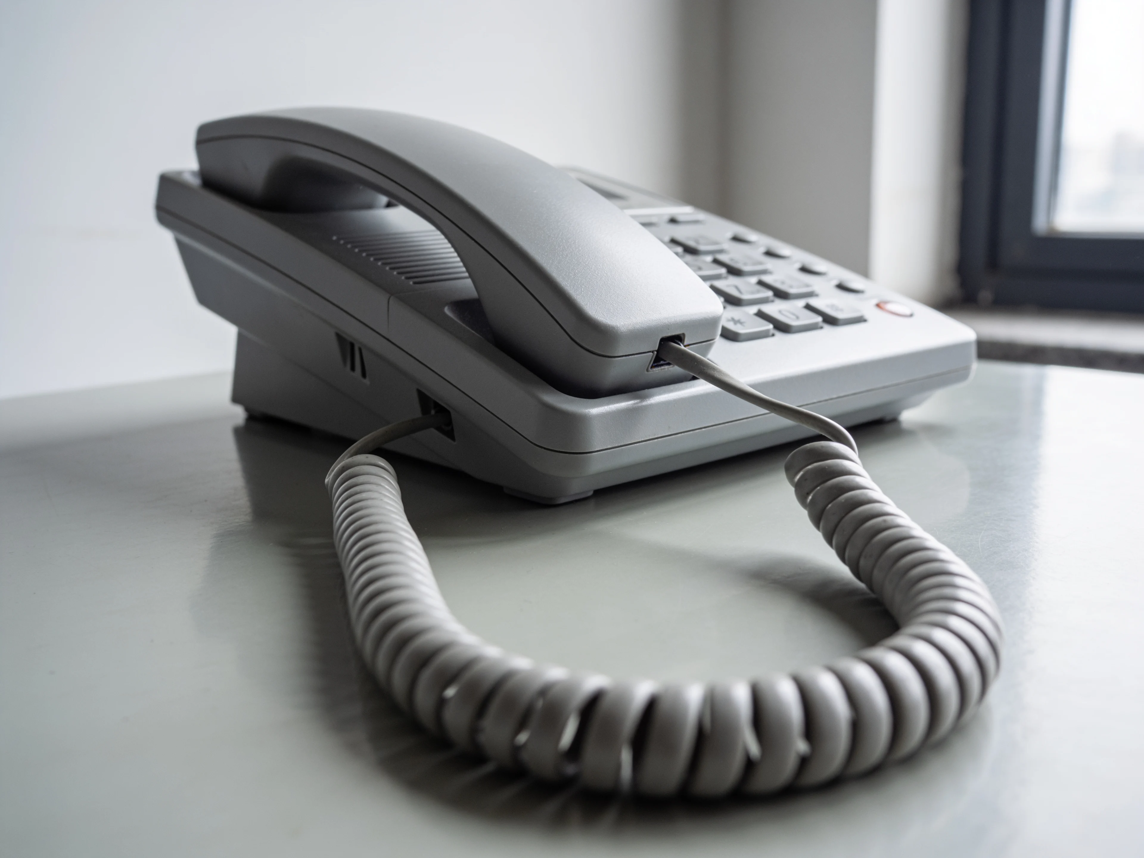 Telefon auf einem hellen Schreibtisch