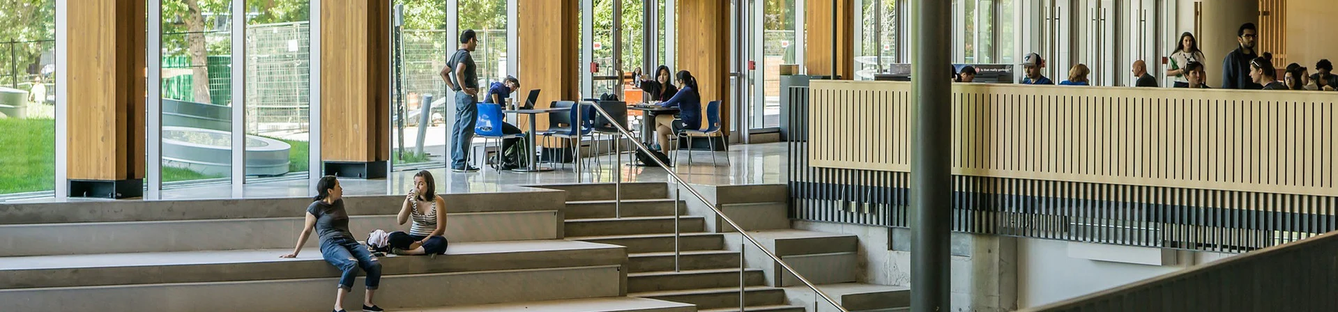 Offene Lernzone einer Schule mit Sitzstufen