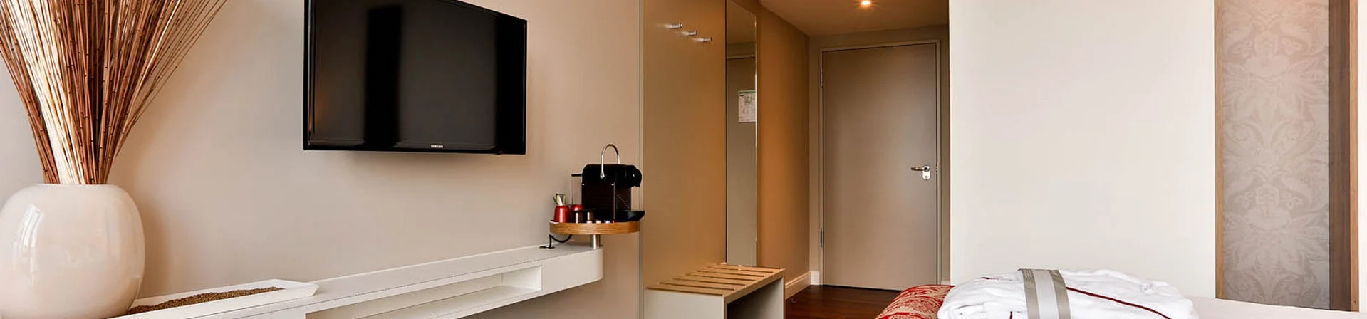 Hotelzimmer mit Tür in Stahlzarge