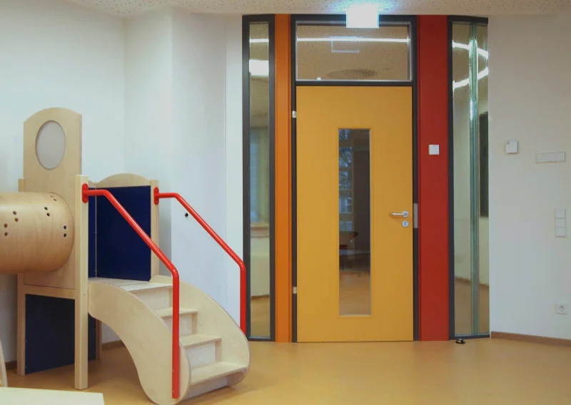 SafetyDesign-Zarge mit Fingerklemmschutz in der Kita des Landtags Hannover