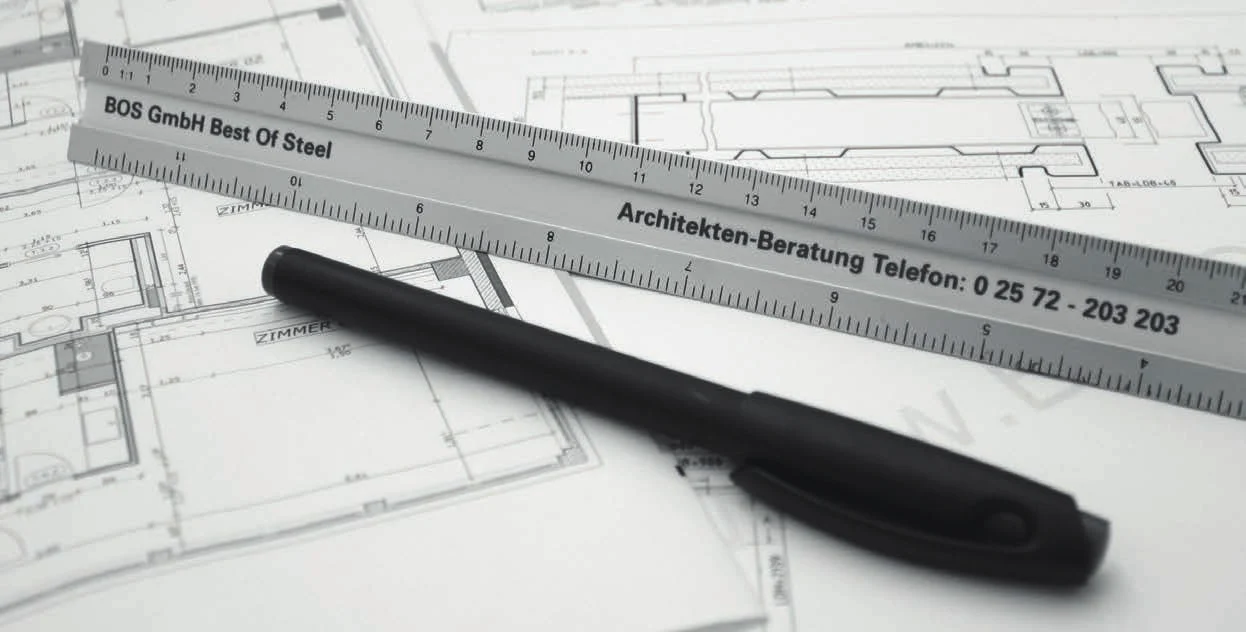 BOS-Lineal mit Architekten-Beratungsnummer und Stift auf einer Zargenzeichnung