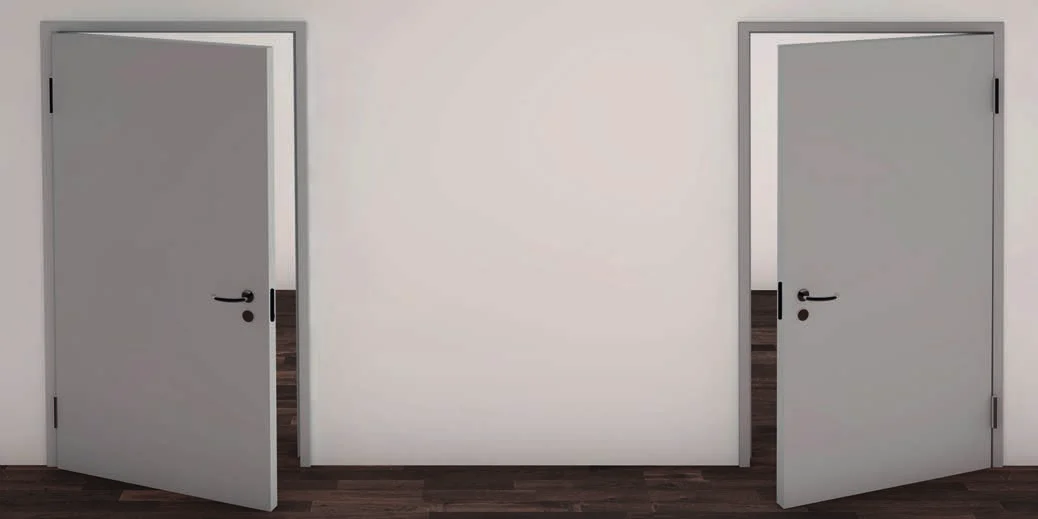 Zwei Türen in Stahlzargen in einer hellen Wand