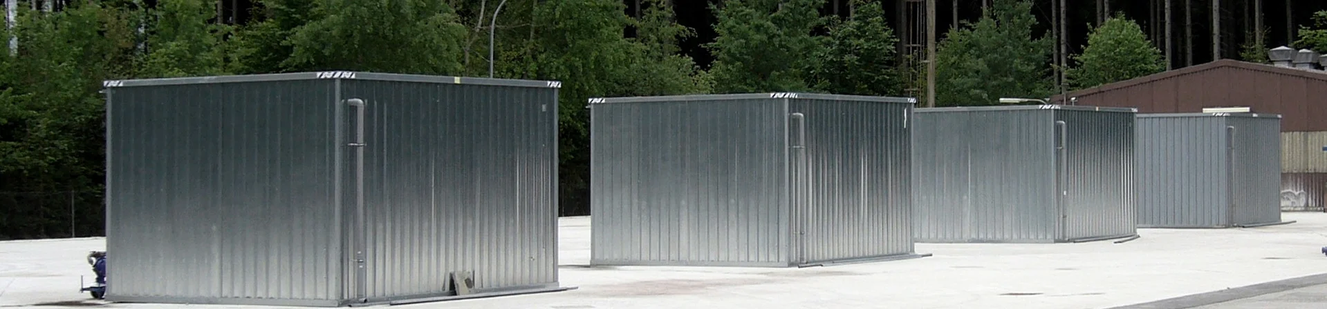 Materialcontainer von BOS im Freien