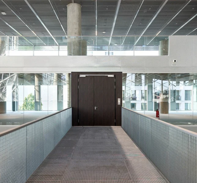 Zweiflügelige Holztür in einer Stahlzarge im Axel-Springer-Neubau in Berlin