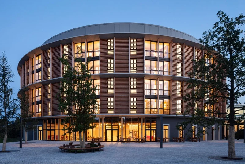 Neubau der Waldkliniken Eisenberg, ausgestattet mit BOS-Stahlzargen