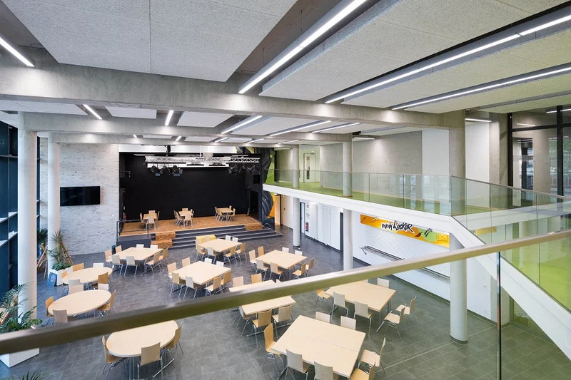 Multifunktionale Zone der Oberschule Hermannsburg mit Schiebetürelementen