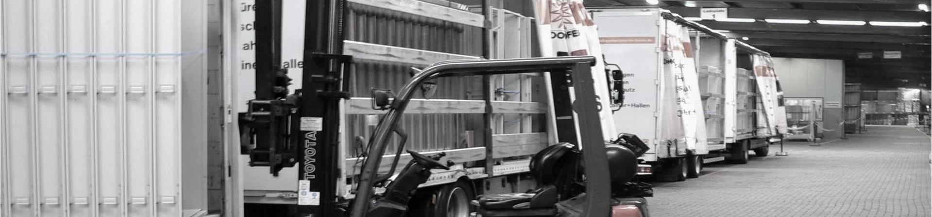 Verladung in der Halle von BOS mit Stapler und Lkw