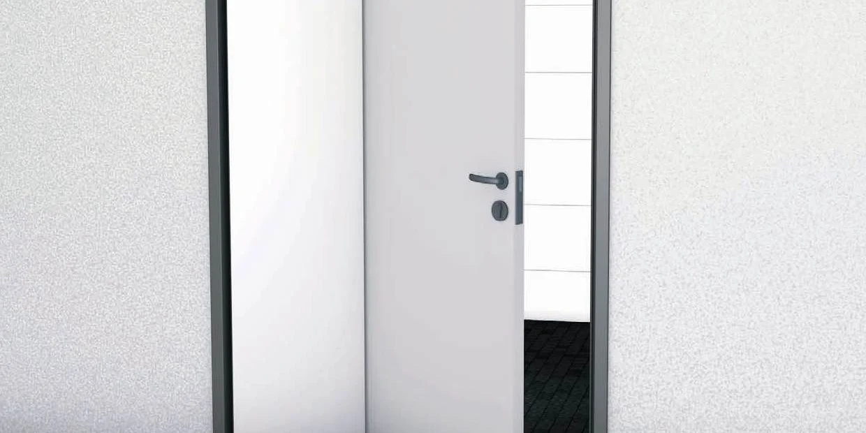 Geöffnete weiße Tür in einer Stahlzarge auf dunklem Parkett